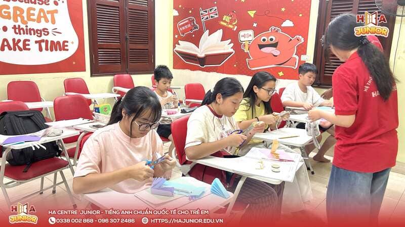HA Centre Junior Từ Sơn: Bé làm huy hiệu hoa giấy chào mừng 20/10