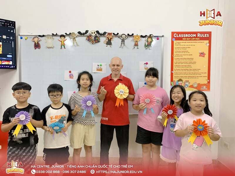 HA Centre Junior Từ Sơn: Bé làm huy hiệu hoa giấy chào mừng 20/10