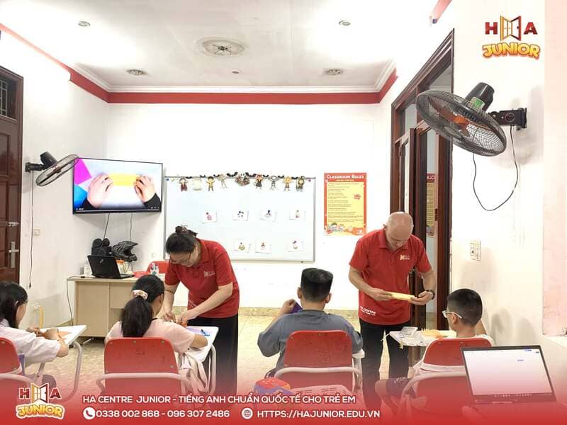 HA Centre Junior Từ Sơn: Bé làm huy hiệu hoa giấy chào mừng 20/10