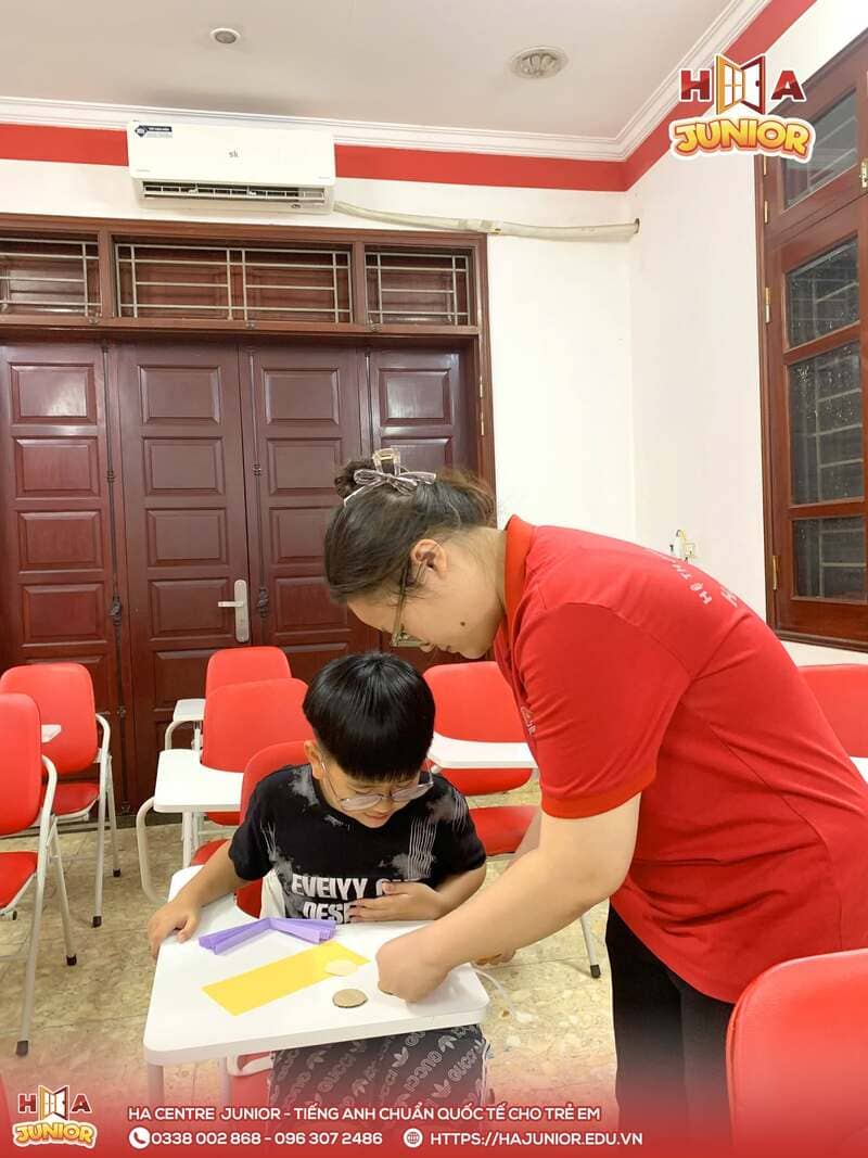 HA Centre Junior Từ Sơn: Bé làm huy hiệu hoa giấy chào mừng 20/10