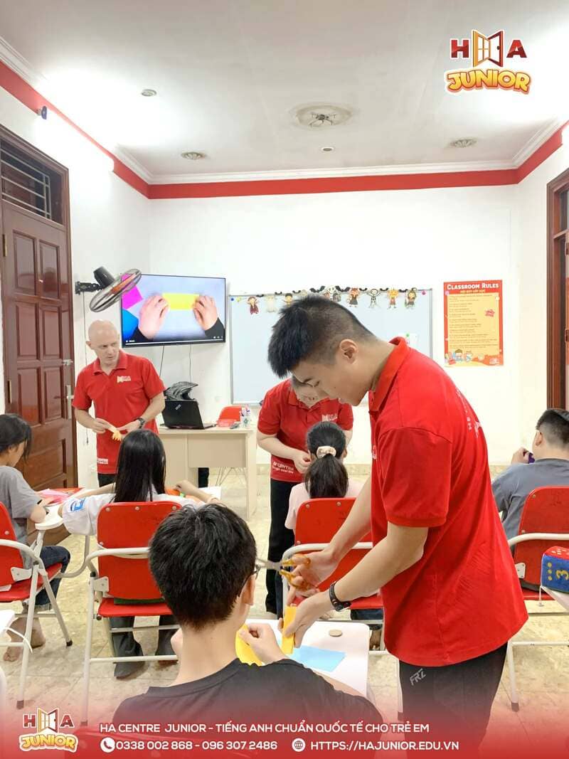 HA Centre Junior Từ Sơn: Bé làm huy hiệu hoa giấy chào mừng 20/10