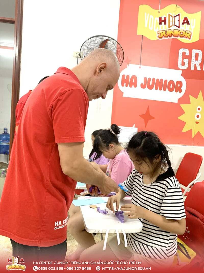 HA Centre Junior Từ Sơn: Bé làm huy hiệu hoa giấy chào mừng 20/10