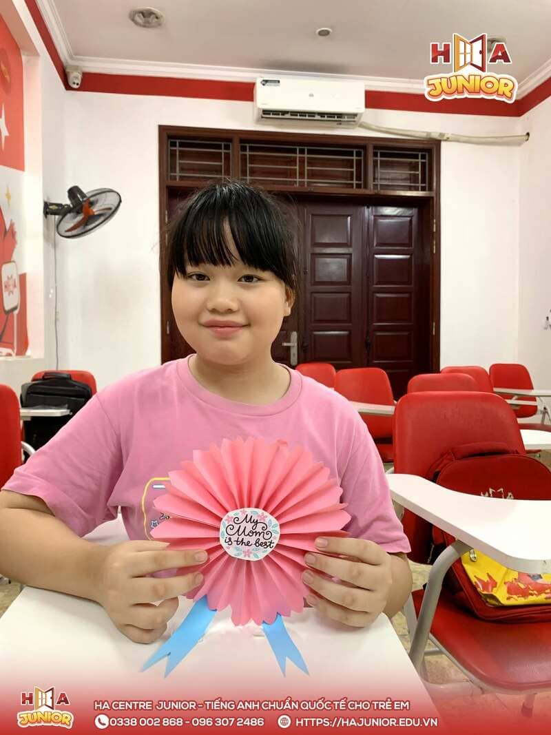 HA Centre Junior Từ Sơn: Bé làm huy hiệu hoa giấy chào mừng 20/10