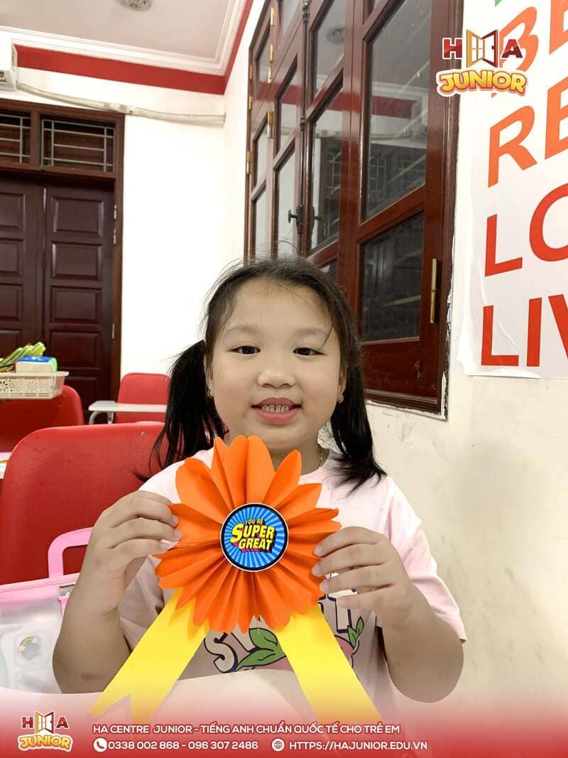 HA Centre Junior Từ Sơn: Bé làm huy hiệu hoa giấy chào mừng 20/10