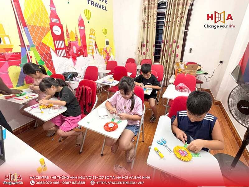 HA Junior Gia Bình tổ chức hoạt động làm huy hiệu hoa giấy chào mừng 20/10
