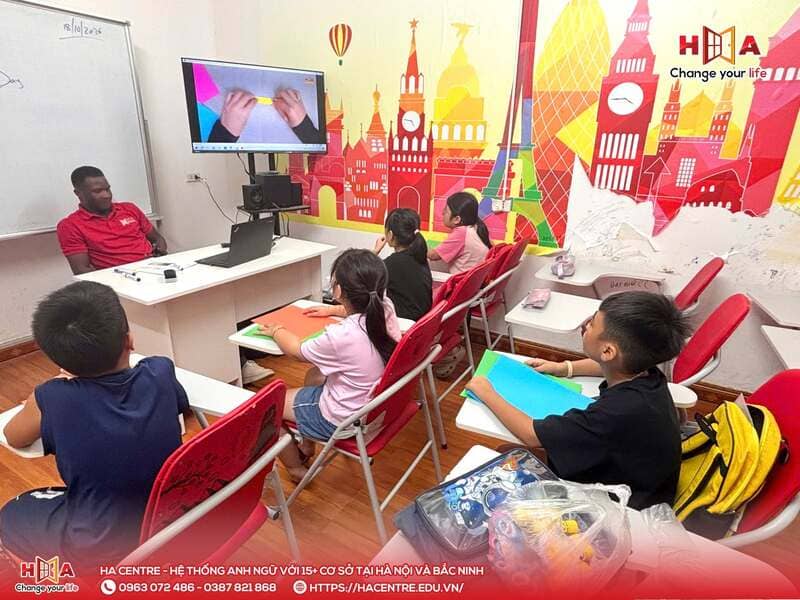 HA Junior Gia Bình tổ chức hoạt động làm huy hiệu hoa giấy chào mừng 20/10