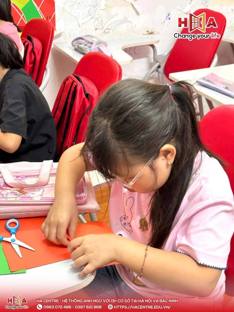 HA Junior Gia Bình tổ chức hoạt động làm huy hiệu hoa giấy chào mừng 20/10