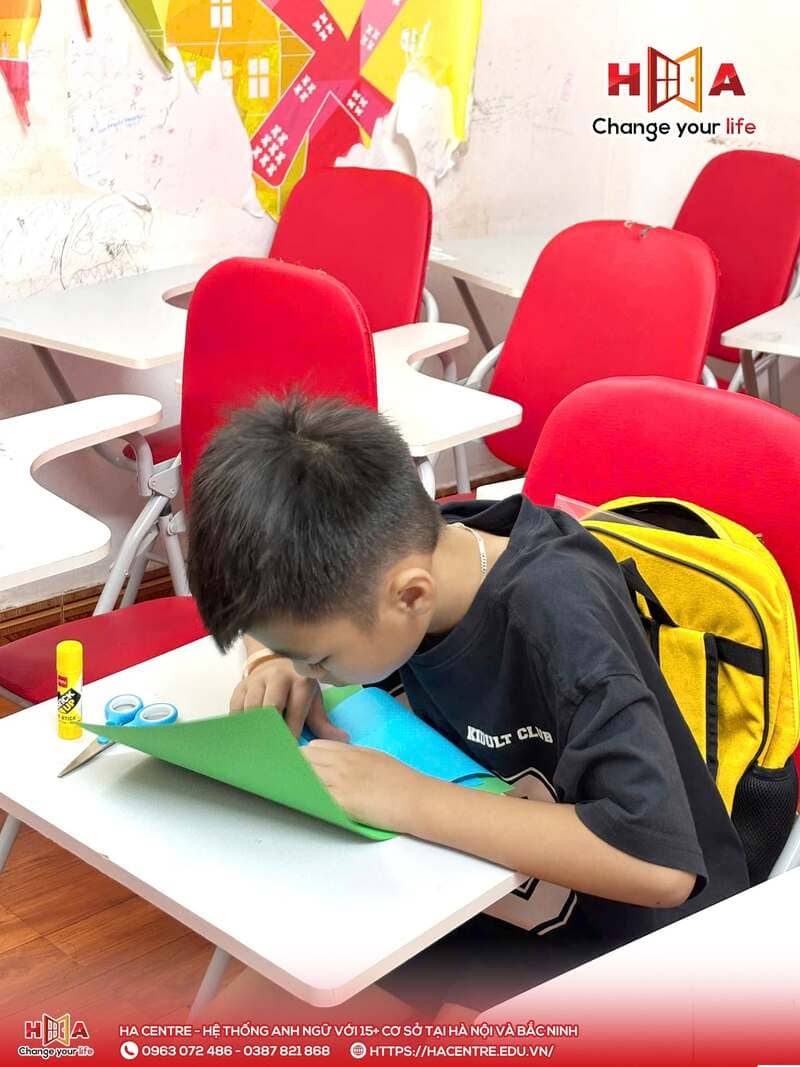 HA Junior Gia Bình tổ chức hoạt động làm huy hiệu hoa giấy chào mừng 20/10