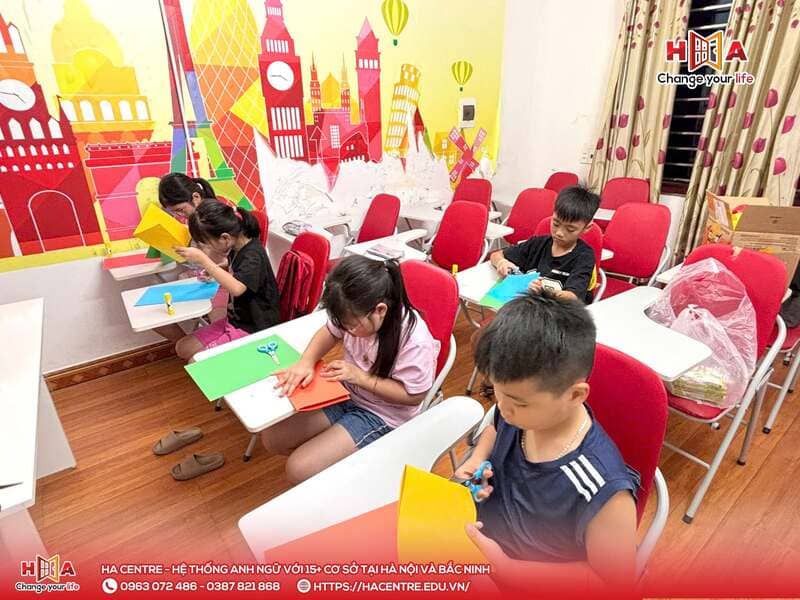 HA Junior Gia Bình tổ chức hoạt động làm huy hiệu hoa giấy chào mừng 20/10