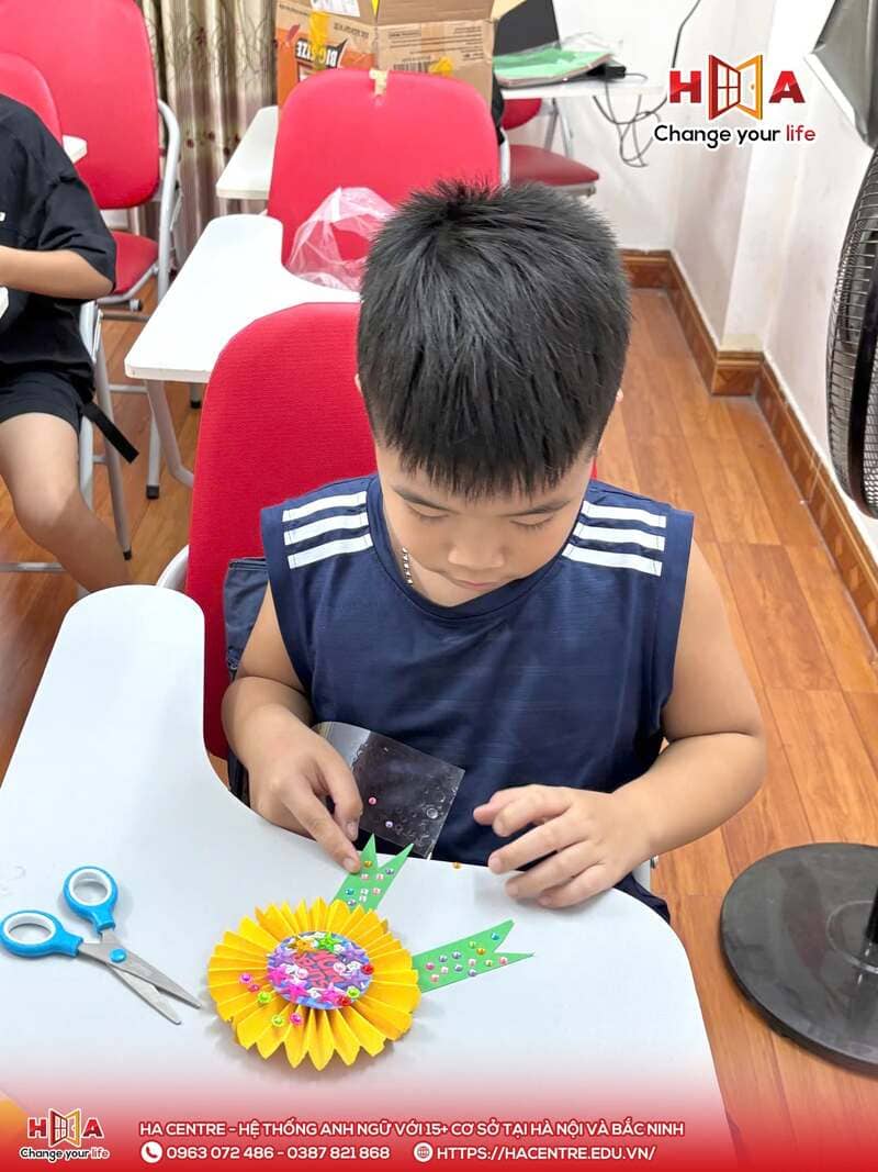 HA Junior Gia Bình tổ chức hoạt động làm huy hiệu hoa giấy chào mừng 20/10