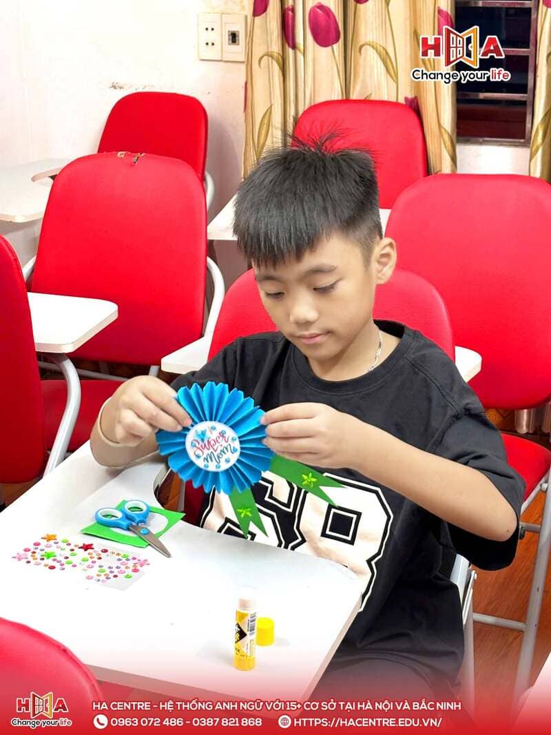 HA Junior Gia Bình tổ chức hoạt động làm huy hiệu hoa giấy chào mừng 20/10
