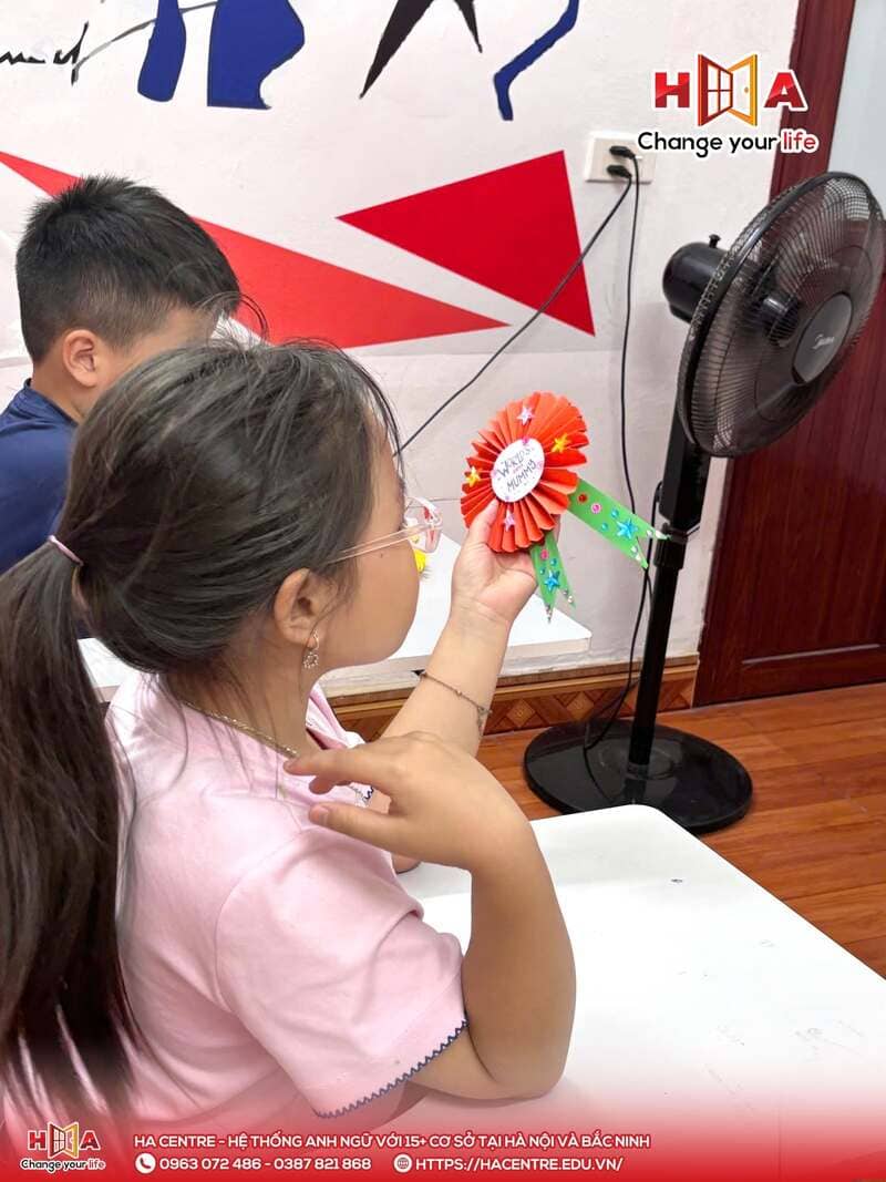 HA Junior Gia Bình tổ chức hoạt động làm huy hiệu hoa giấy chào mừng 20/10