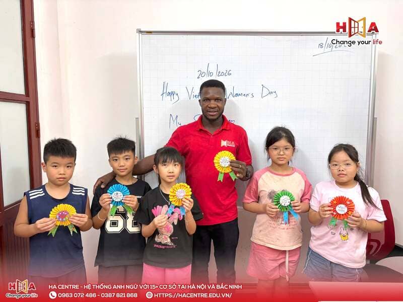HA Junior Gia Bình tổ chức hoạt động làm huy hiệu hoa giấy chào mừng 20/10